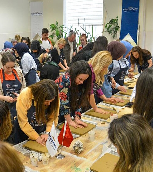 Üniversite Sanayi İş Birliğine Sanat Damgası: "Toprağa Kadın Eli Değerse"