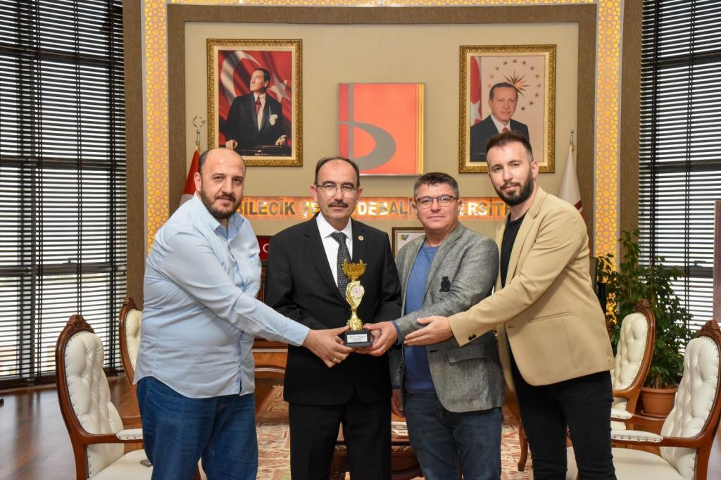 Şampiyonlarımız Kupalarını Rektörümüze Takdim Etti