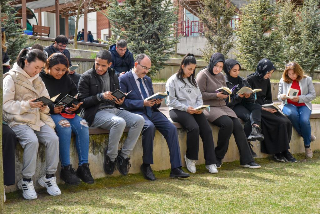 Kütüphane Haftası Kapsamında Kitap Okuma Etkinliği ve Kitap Yürüyüşü Yapıldı