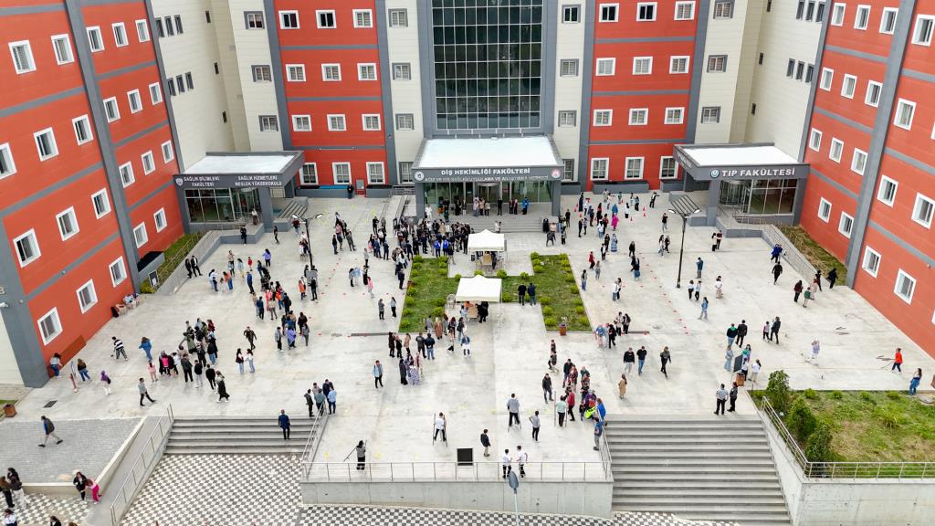 Üniversitemiz Yeni Sosyal Alanına Kavuştu ve Geleneksel Oyunlar Şenliği Düzenlendi