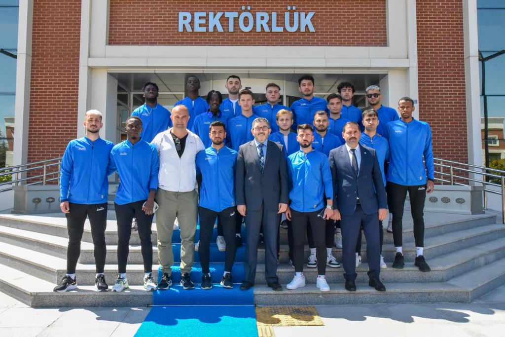 Üniversitemiz Futbol Takımını Play-Off Müsabakalarına Uğurladık