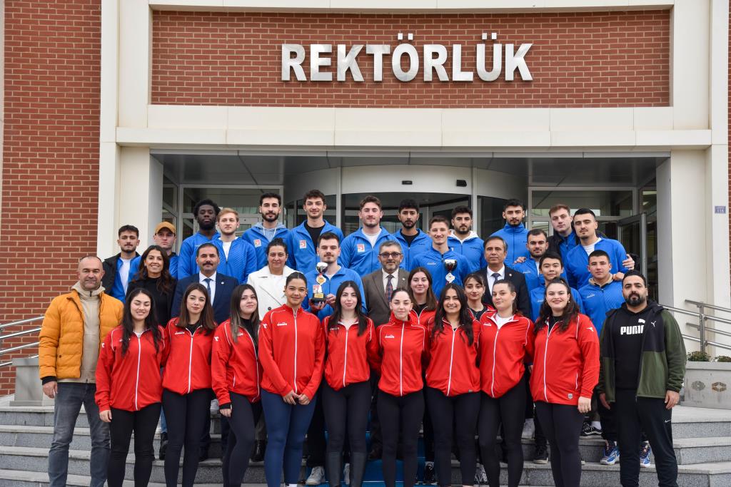 Üniversitemiz Futbol ve Voleybol Takımları Rektörümüz Prof. Dr. Zafer Asım Kaplancıklı ile Bir Araya Geldi