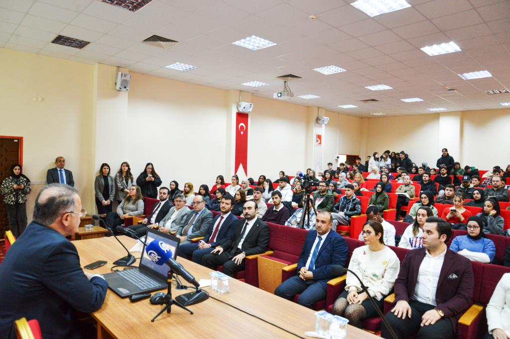 Türkiye Yüzyılı Vizyonuyla Kariyer Gelişiminde Stratejik İletişim ve Dezenformasyonla Mücadele Semineri Düzenlendi