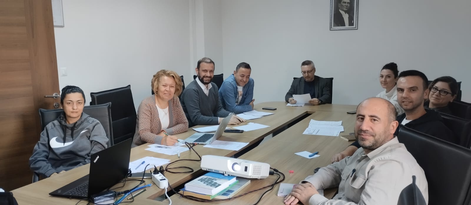 Finans ve Bankacılık Bölümü’nde derse giren öğretim elemanları ile 23 Ocak 2025 tarihinde  İç Paydaş Toplantısı yapıldı.