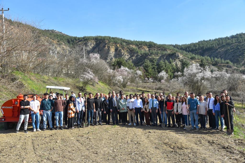 Geleceğe Yeşil Bir Miras: Üniversitemizde Ceviz ve Badem Ağaçları Toprakla Buluştu