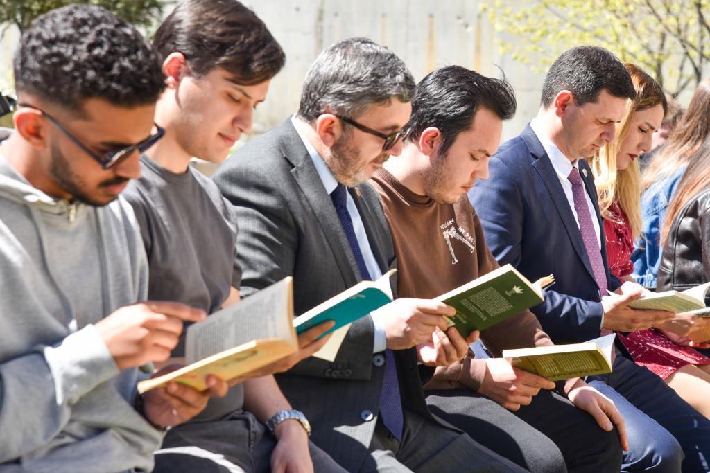 Book Time on Campus: Our Rector Reads Books with Students