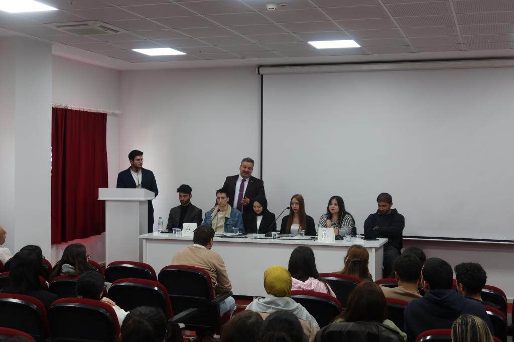Fakültemizde Öğrenciler Arasında Münazara Etkinliği Gerçekleştirildi