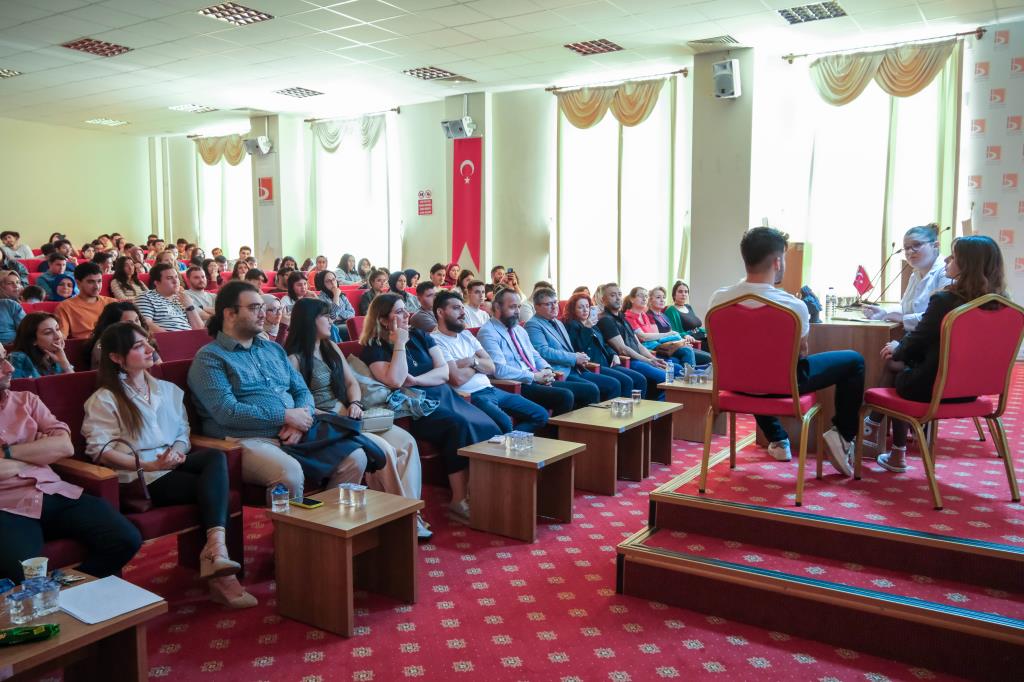 Yabancı Diller Yüksekokulu İsteğe Bağlı İngilizce Hazırlık Programı Yeteneklerini Sahneye Taşıdı