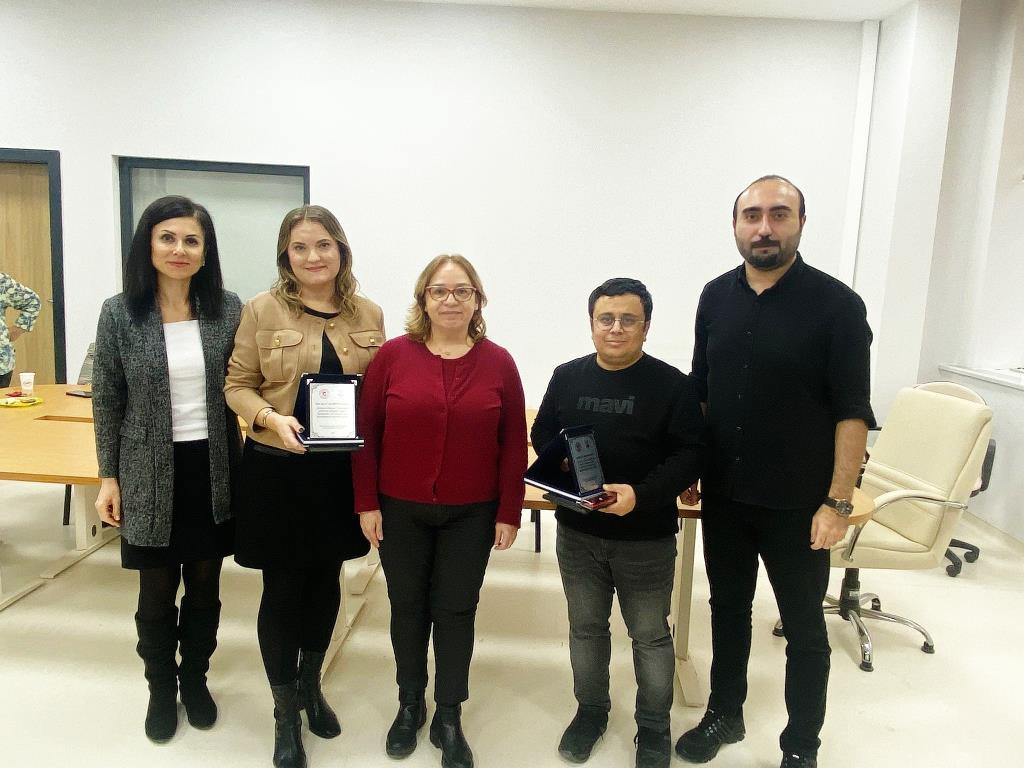 Doç. Dr. Ümit KAHRAMAN ve Doç. Dr. Aslı AKDENİZ KUDUBEŞ’e Teşekkür Plaketi Takdim Edildi