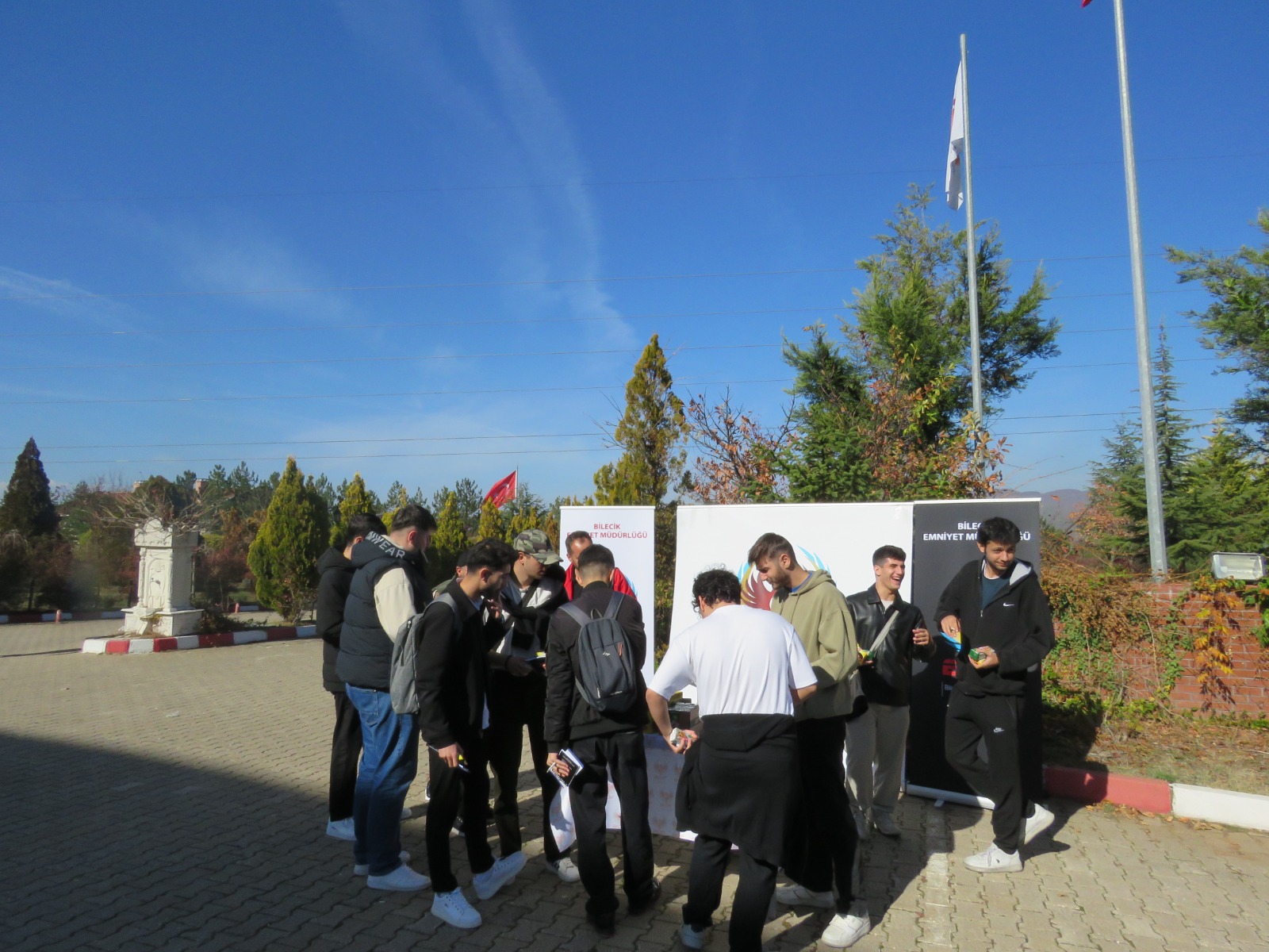 Yüksekokulumuzda “El Ele Güvenli Geleceğe” Projesi Kapsamında Bilgilendirme Standı Açıldı