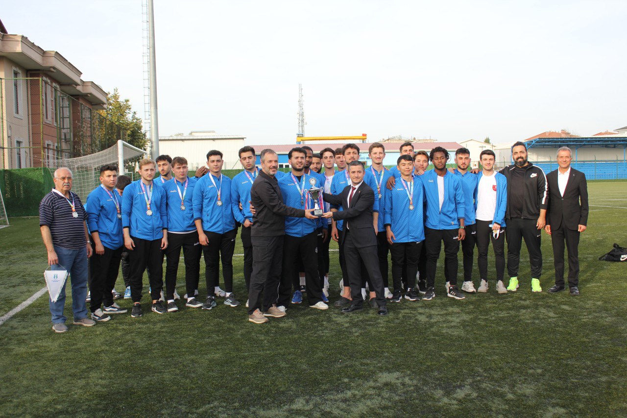 ÜNİVERSİTEMİZ FUTBOL TAKIMI BAŞARILARINA BİR YENİSİNİ EKLEDİ