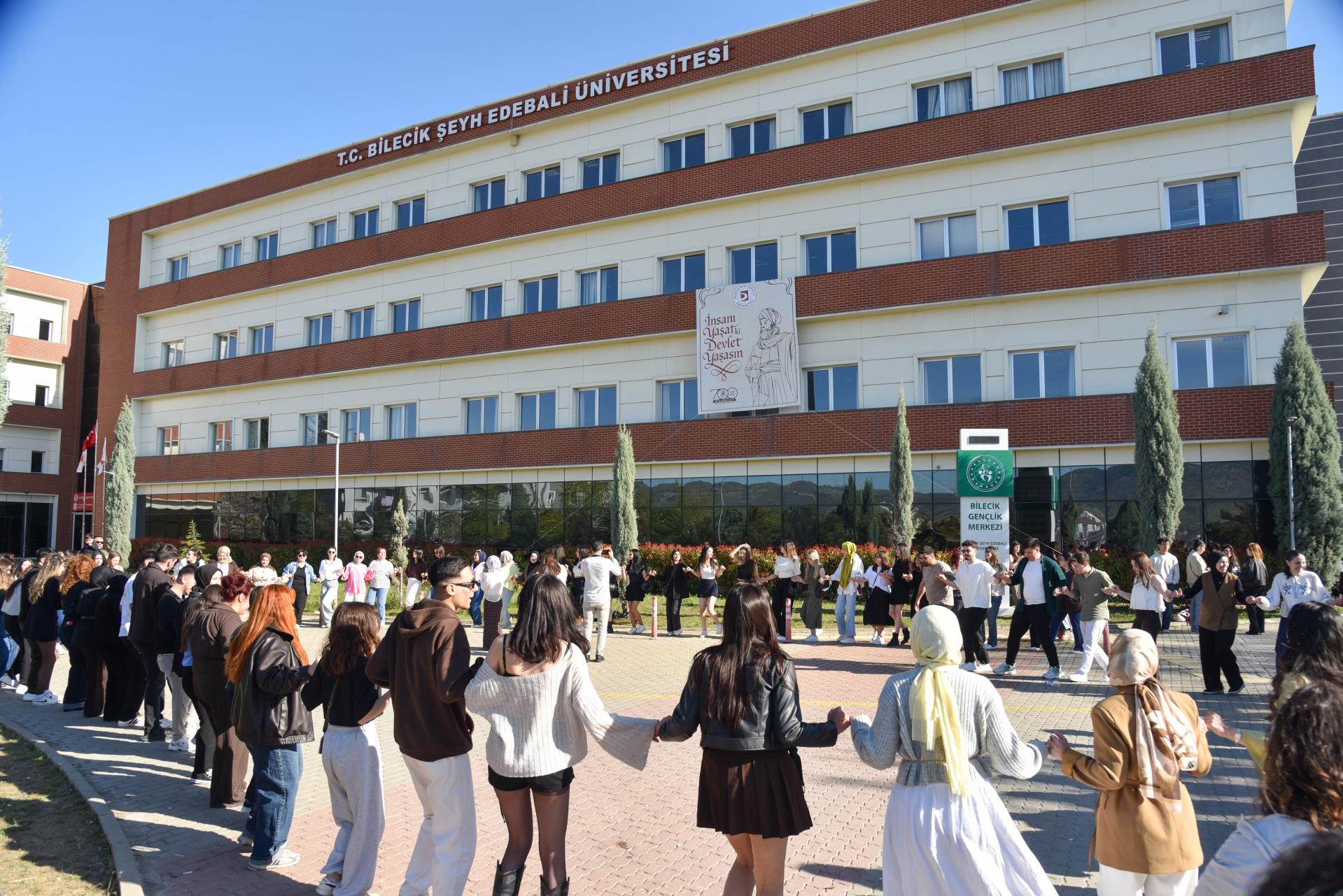 BOZÜYÜK KAMPÜSÜNDE OKUL ORKESTRAMIZDAN MUHTEŞEM KAMPÜS KONSERİ